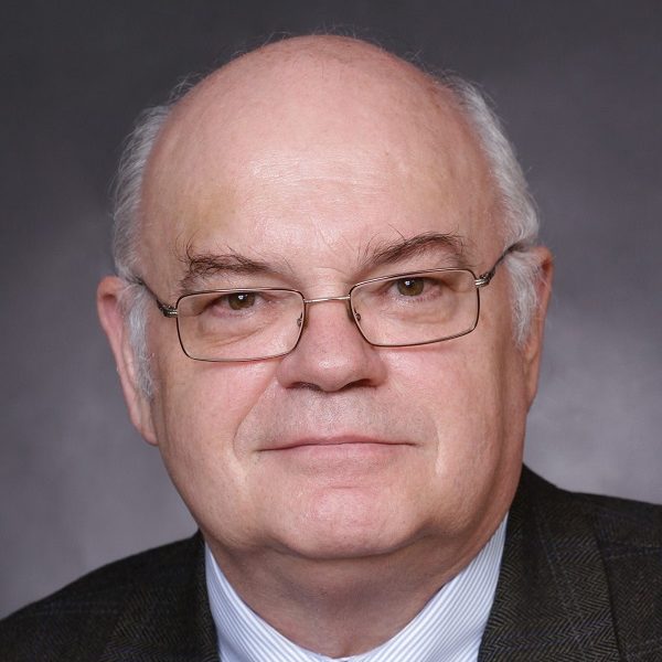 Georg Herbertz Porträt eines älteren Mannes mit Brille, der einen Anzug trägt.