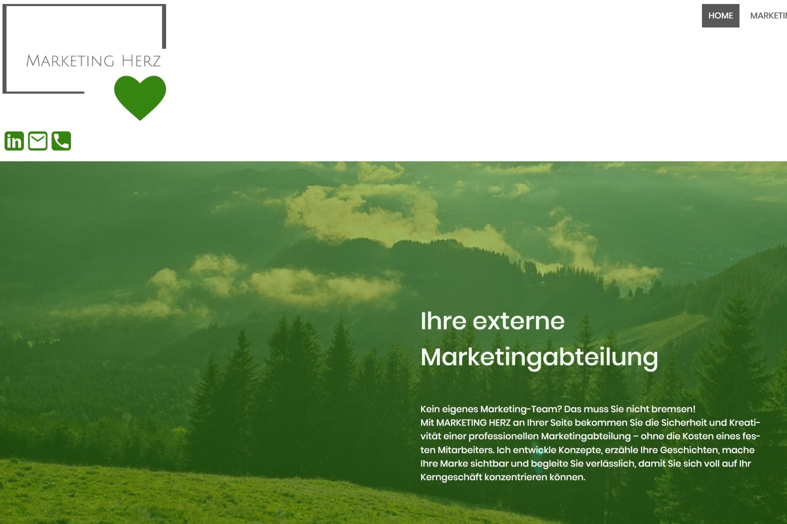 Homepage Weite grüne Landschaft mit Wäldern und Bergen im Hintergrund.