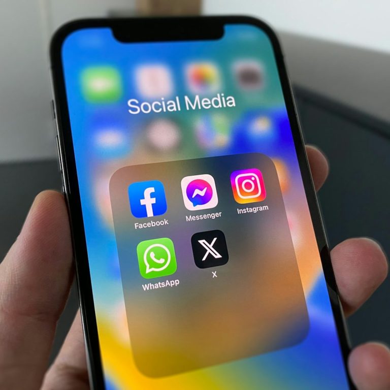 Social Media Smartphone zeigt Social Media-Apps: Facebook, Instagram, WhatsApp und X.